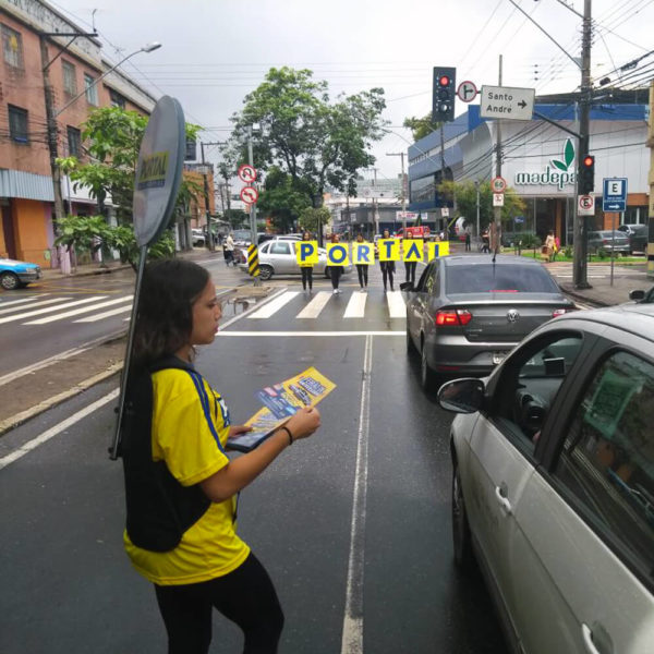 Promotora com mochila pirulito do Portal Auto Shopping rodando na rua