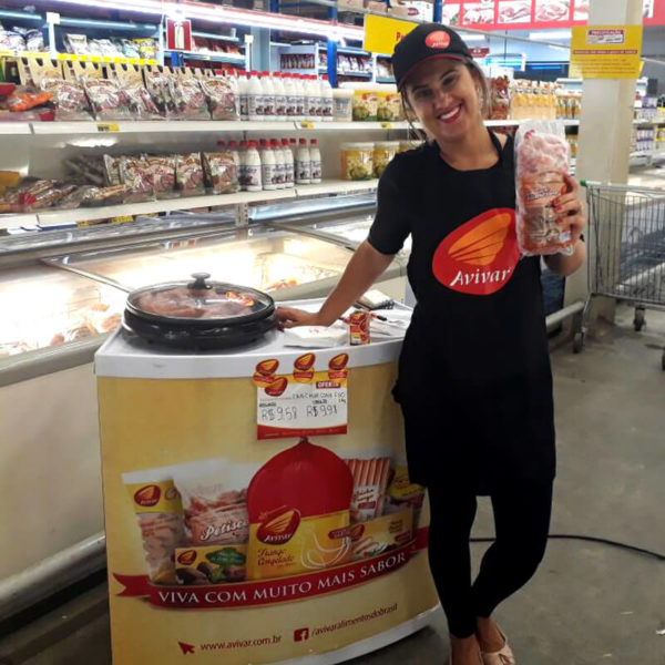 Promotora Avivar tirando foto com produto no supermercado