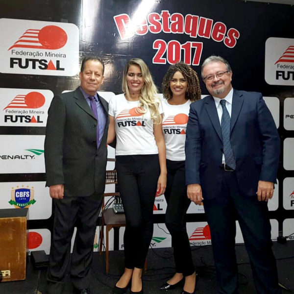 Promotoras da Federação Mineira de Futsal tirando foto com o presidente da Federação