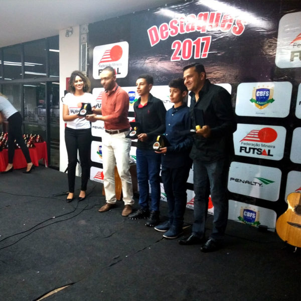 Promotoras da Federação Mineira de Futsal entregando prêmio para jogadores