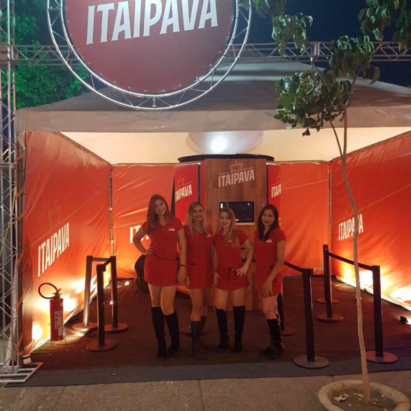 Promotoras da cerveja Itaipava se posicionando para foto